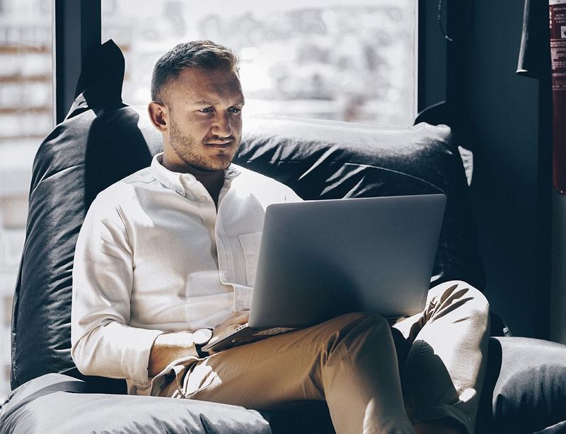 Forretningsteam som administrerer frilansbetalinger